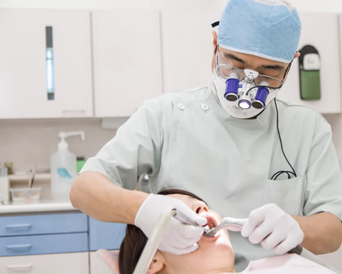 松原市の歯医者すが歯科の歯科医師がむし歯の治療をしている